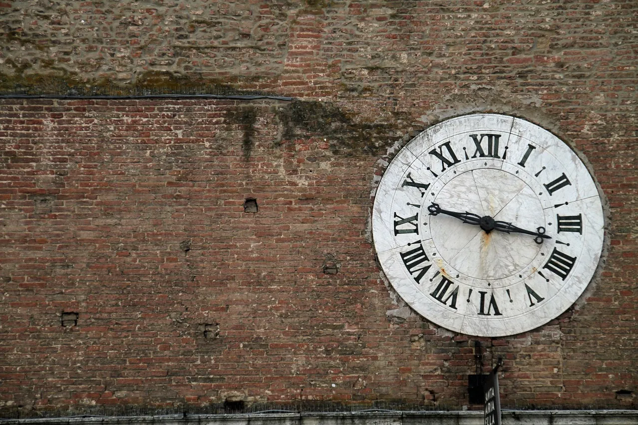 Clock, wall clock, brick wall