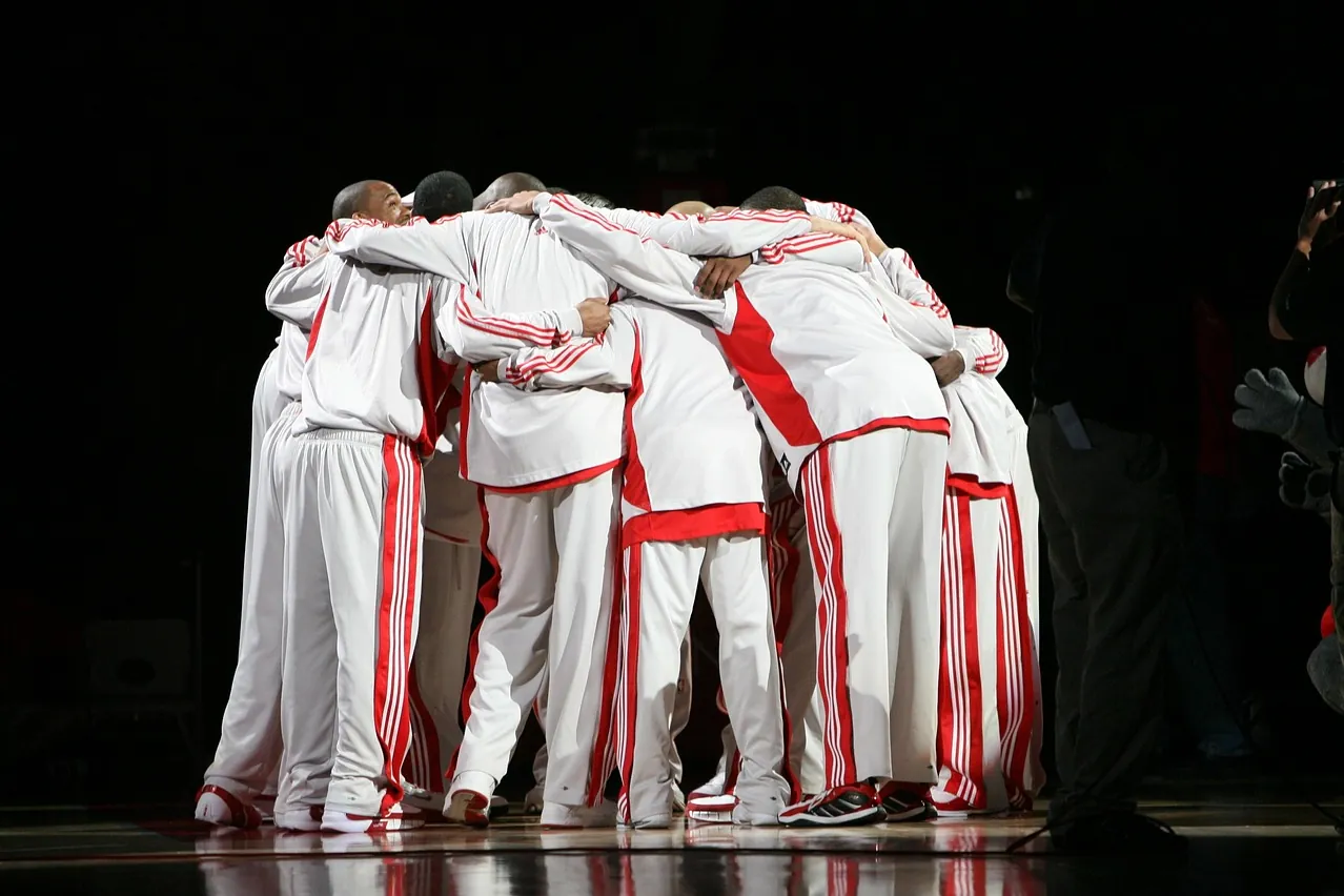 Pro basketball team, huddle, basketball players