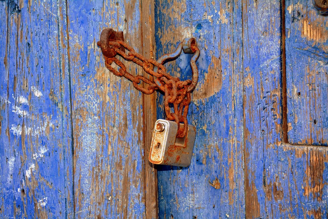 Closed, chain, padlock
