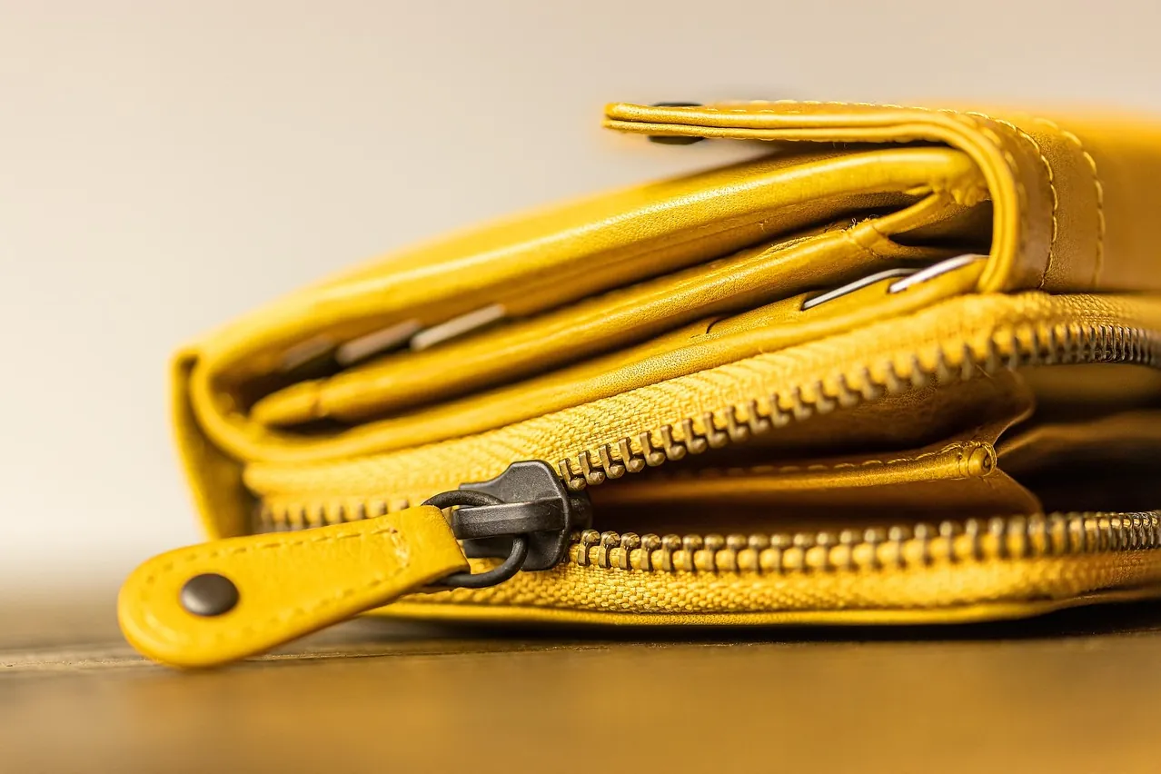 Zipper, wallet, cramp