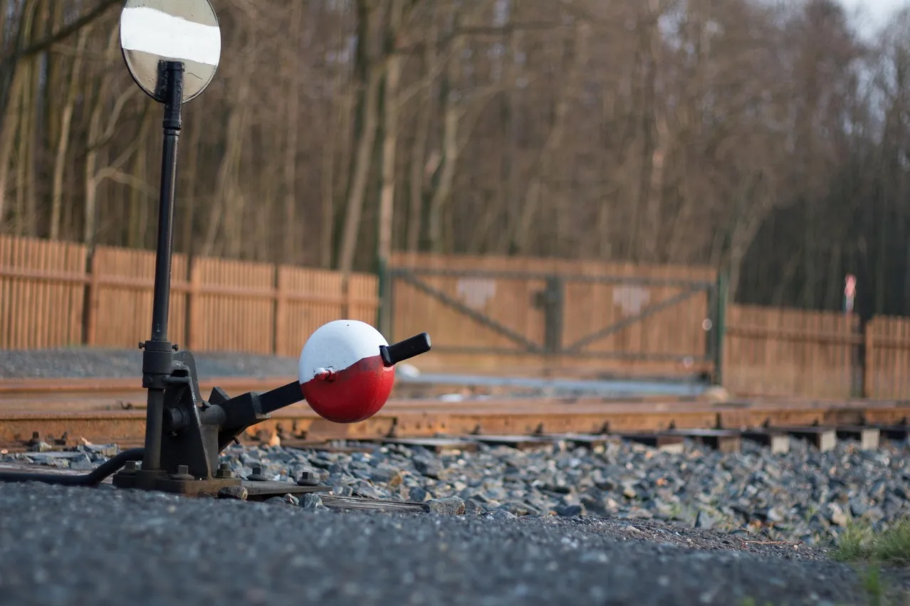 Train, siding, signal